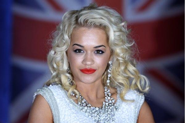 Rita Ora débarque en France, la promo (re)commence !