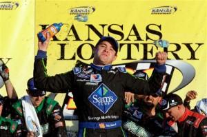 ricky stenhouse jr victory lane kansas nascar nationwide 2012 300x199 Nascar Nationwide Series: Kansas Lottery 300 / Victoire de Stenhouse Jr