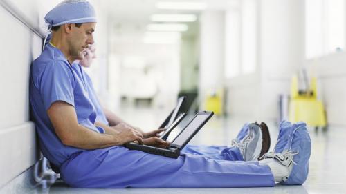 Les pigeons en blouses blanches prêts à l'envol