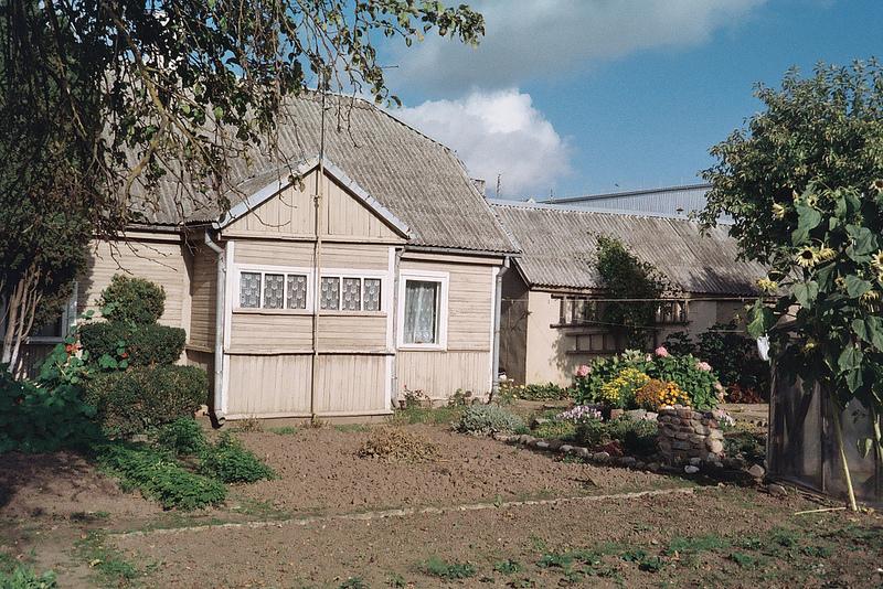 Memories from Lithuania {argentique} 1 traditionnal house, lithuania