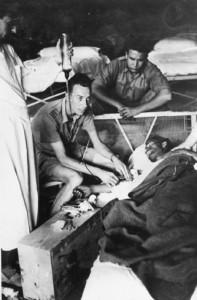 Saxon réalisant une transfusion sanguine près de Falset Bisbal (Catalogne) en Juillet 1938.