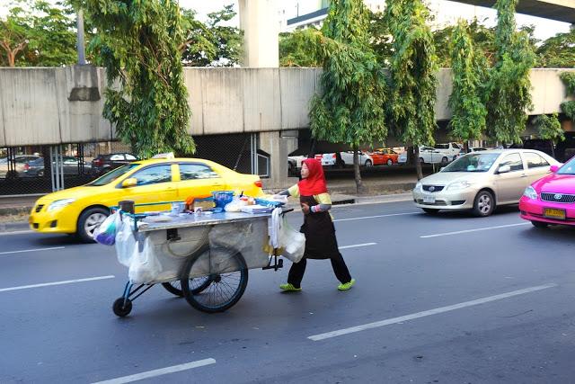 Vendeur ambulant sur la route à bangkok