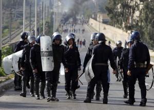 Brigades anti-émeutes en pleine répression à Alger/ Reuters 2011.