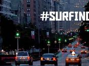 descendent rues New-Yorkaises avec planches Surf