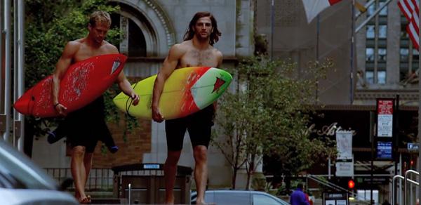 Il descendent les rues New-Yorkaises avec des planches de Surf
