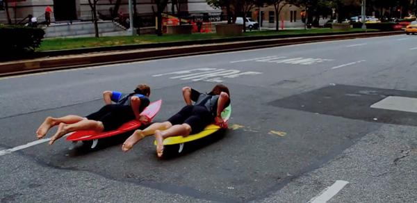 Il descendent les rues New-Yorkaises avec des planches de Surf