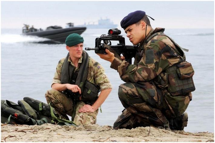 Royal Marine et marsouin français.jpg