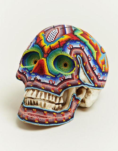 Perles et têtes de mort par Our Exquise Corpse et les Huichol du Mexique - Design