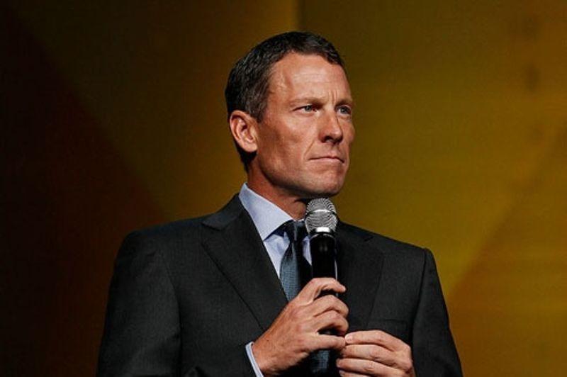 La déchéance. Jamais sportif n'a chuté d'aussi haut. Lance Armstrong a officiellement été déchu de ses sept victoires au Tour de France, ce lundi. L'Union cycliste internationale, désireuse de tourner la page des années sombres, a ratifié les sanctions de l'Agence antidopage américaine, qui avait effacé tous les résultats du Texan depuis le 1er août 1998, dont ses sept victoires sur la Grande Boucle entre 1999 et 2005. «Lance Armstrong n'a pas sa place dans le cyclisme, a martelé le président de l'UCI, Pat McQuaid, lors d'une conférence de presse à Genève. Nous sommes allés trop loin dans la lutte antidopage pour revenir en arrière.» L'Américain n'a pas encore réagi à sa suspension à vie et à l'effacement de son palmarès mais il a néanmoins reconnu indirectement le verdict en changeant sa biographie sur Twitter…