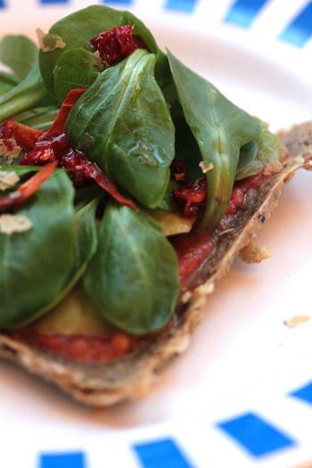 Pizzette avocat, mâche, tomate sur crackers aux oignons