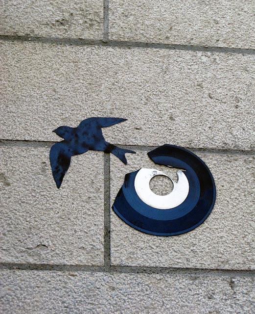 Des silhouettes de chauves-souris et oiseaux avec des vinyles, par Kesa à Lyon - Street Art