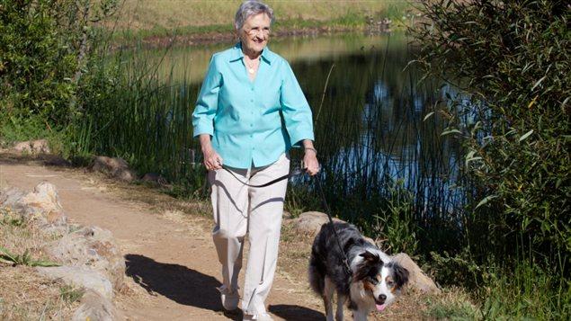 Une femme promène son chien