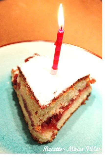 La recette Gâteau d’anniversaire : Gâteau au yaourt et confiture de fraises