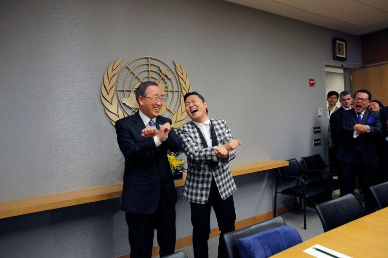 Pandémie de Psy. Un succès «made in Internet»… Le chanteur Psy, auteur du clip «Gangnam Style» (500 millions de vues sur Youtube en quelques mois) apprend ses désormais célèbre pas de danse au Secrétaire général des Nations Unies, Ban Ki-moon. Le même jour, il avait également reçu l'australien Felix Baumgartner, quelques jours après son saut chute libre depuis la stratosphère, à 39 000 mètres de hauteur.