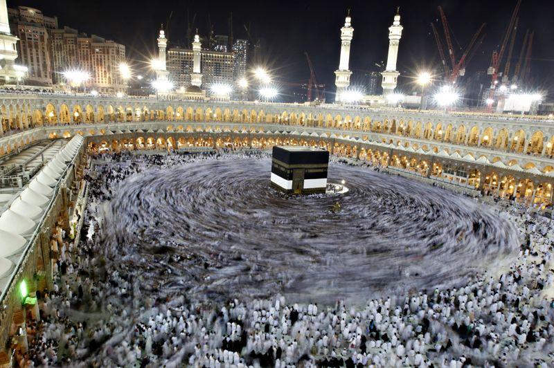À la Mecque. Des pèlerins vêtus de blanc se pressent depuis plusieurs jours autour de la Kaaba, dans l'enceinte de la Grande Mosquée. Selon Ryad, 1,7 million d'étrangers et 200.000 Saoudiens se trouvent déjà sur place. Les autorités saoudiennes assurent qu'elles veilleront à éviter tout débordement lié au conflit syrien.