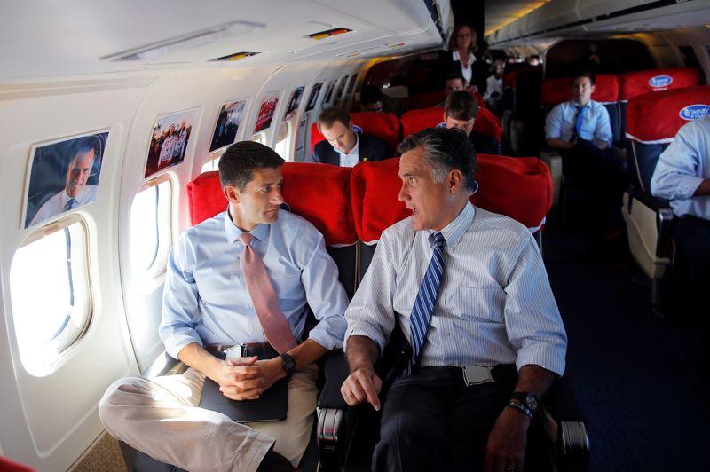 J-14. Le candidat républicain à la présidence des Etats-Unis Mitt Romney et son colistier Paul Ryan à bord de son avion de campagne. Au-dessus des hublots, des photos retracent le long chemin parcouru. Après un 3e débat télévisé avec Barack Obama où Mitt Romney est resté prudent sur le terrain de la politique étrangère, les sondages annoncent les deux candidats au coude à coude. L'élection se jouera dans des états «clefs» comme l'Ohio.