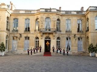 Il faut défendre le soldat AYRAULT.