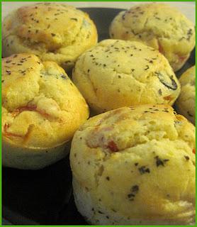 Muffins aux tomates, parmesan et basilic