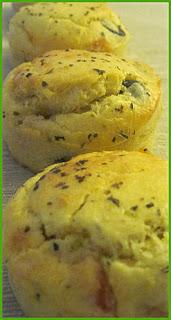 Muffins aux tomates, parmesan et basilic