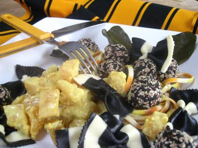 Boulettes aux fourmis, citrouille, lait de coco en toxedo