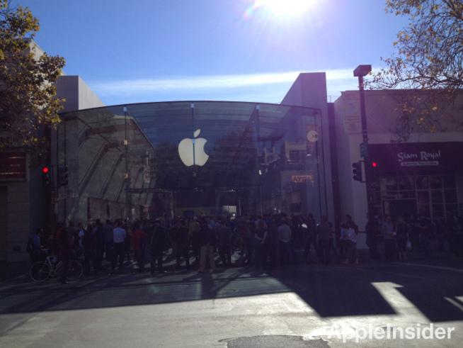Apple vient d'ouvrir un nouveau prototype d'Apple Store, à Palo Alto...