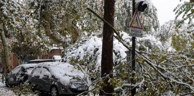 La neige et le vent privent des milliers de Français d’électricité