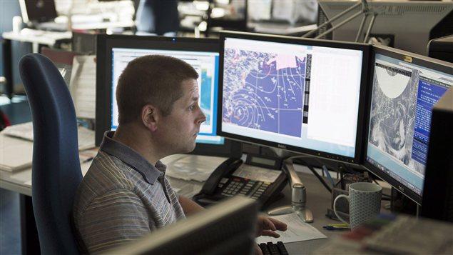 Un employé du Centre canadien des ouragans procède à une séance d'information technique à Halifax, le vendredi 26 octobre 2012.