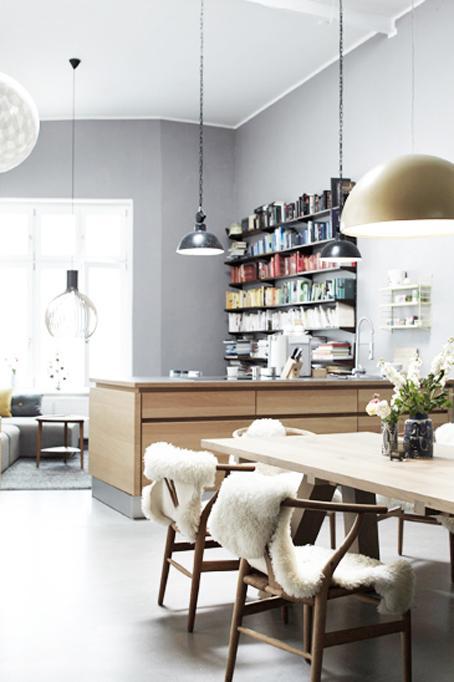 Des touches rétro et féminines pour un appartement moderne