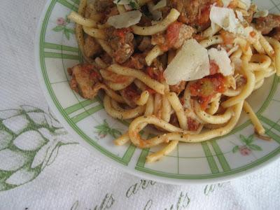 Macaronis longs ou bucatini aux tomates de grand-mère