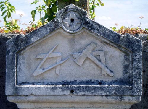Deux stèles de tailleurs de pierre à Saint-Just-Luzac (17)