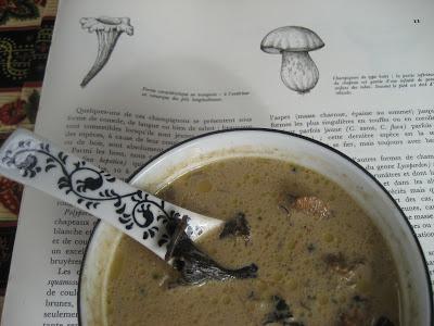 Potage aux champignons trompettes de la mort et sa garniture éclatée