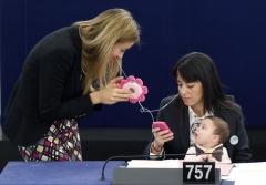 licia ronzulli,parlement européen,allaitement maternel,le shaker de cyril,t'es au courant,enfant,strasbourg,