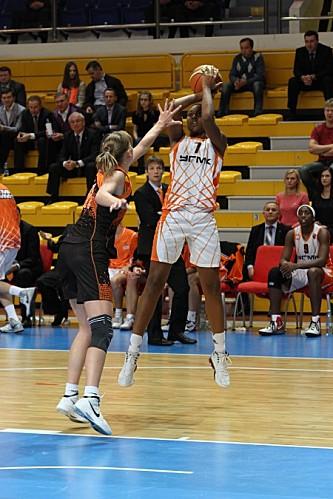 Sandrine-GRUDA--Ekaterinbourg--vs.-Ivanovo_basket.ugmk.com.jpg