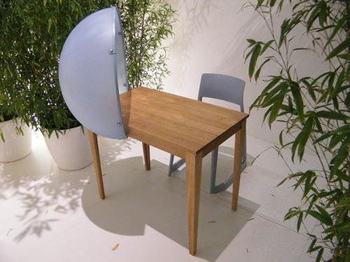 Dans sa bulle la table Sphère par Hella Jongerius pour Vitra