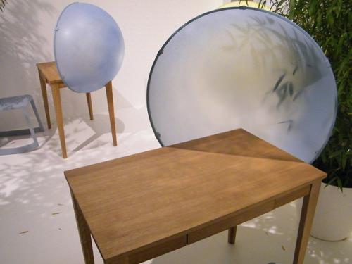 Dans sa bulle la table Sphère par Hella Jongerius pour Vitra