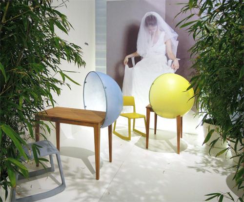 Dans sa bulle la table Sphère par Hella Jongerius pour Vitra