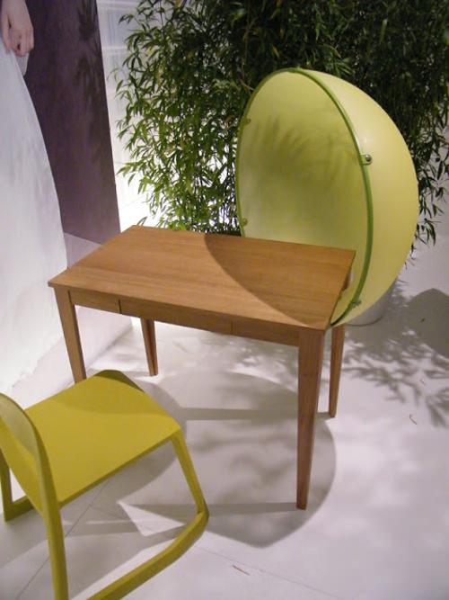 Dans sa bulle la table Sphère par Hella Jongerius pour Vitra