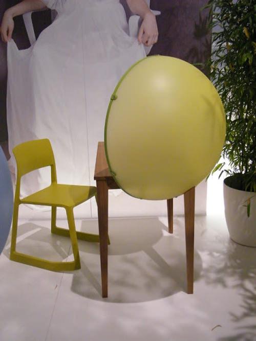 Dans sa bulle la table Sphère par Hella Jongerius pour Vitra