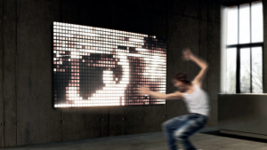 Un mur de pixels réalisé avec des dalles lumineuses