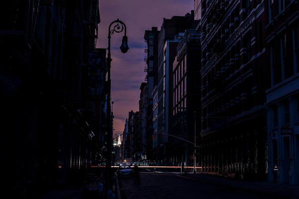 Sandy: Il photographie New York plongée dans l’obscurité