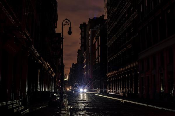 Sandy: Il photographie New York plongée dans l’obscurité