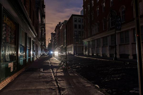 Sandy: Il photographie New York plongée dans l’obscurité