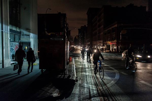Sandy: Il photographie New York plongée dans l’obscurité