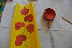 Tuile décorée application de la peinture jaune