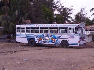 Train, voiture avec chauffeur ou bus dingo du Sri Lanka ?