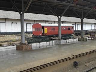 Train, voiture avec chauffeur ou bus dingo du Sri Lanka ?