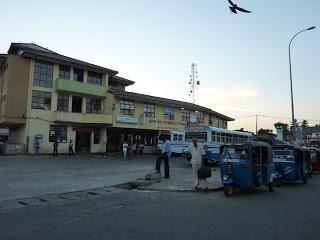 Train, voiture avec chauffeur ou bus dingo du Sri Lanka ?