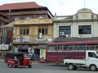 Train, voiture avec chauffeur ou bus dingo du Sri Lanka ?