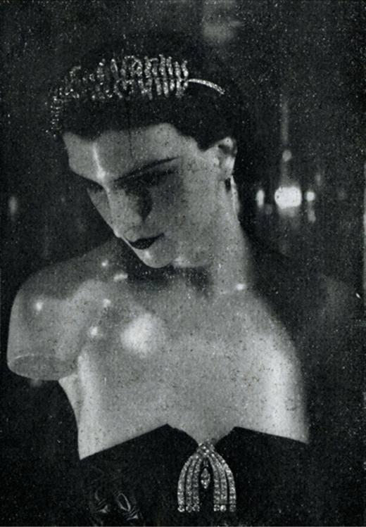 Picture of the exhibition Bijoux de Diamants presented by Mademoiselle Chanel in November 1932 Picture by Andre Kertesz