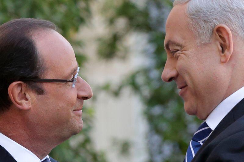 Face à face. François Hollande a appelé mercredi Israéliens et Palestiniens à se mettre autour d'une table pour une «reprise sans conditions des négociations» sur le processus de paix et a réclamé «des gestes concrets» d'abandon d'une recherche de la bombe atomique de la part de l'Iran, lors d'une conférence de presse avec Benjamin Netanyahu. Le Premier ministre israélien, en visite pour deux jours en France, s'est félicité de cette «position extrêmement importante» du président français.